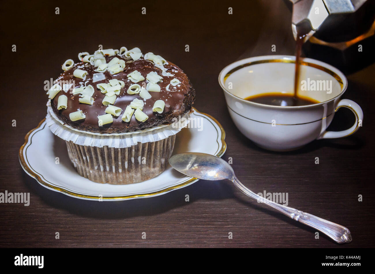 La prima colazione, muffin, cioccolato, caffè Foto Stock