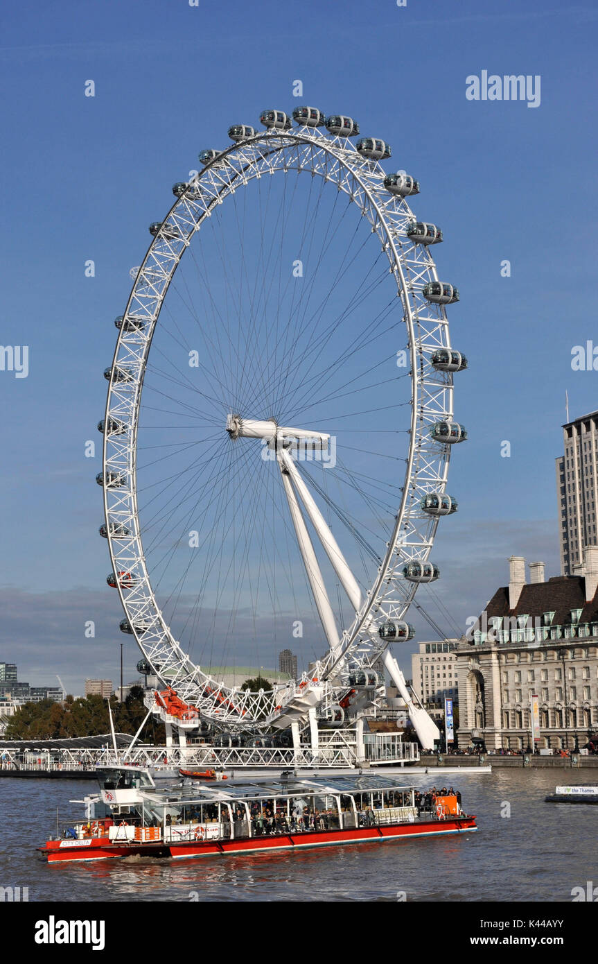 Aperto nel 2000, il London Eye a Londra, è diventato il simbolo della città. Posto nella parte sud ovest della Jubilee Gardens è visibile anche da altre aree visto per la sua incredibile altezza. Foto Stock