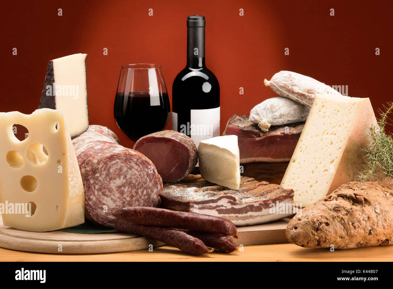 Still Life, salumi misti, formaggi misti, prodotti tipici, vino rosso, salumi e formaggi, Trentino AltoAdige, Dolomiti, cibo, Foto Stock