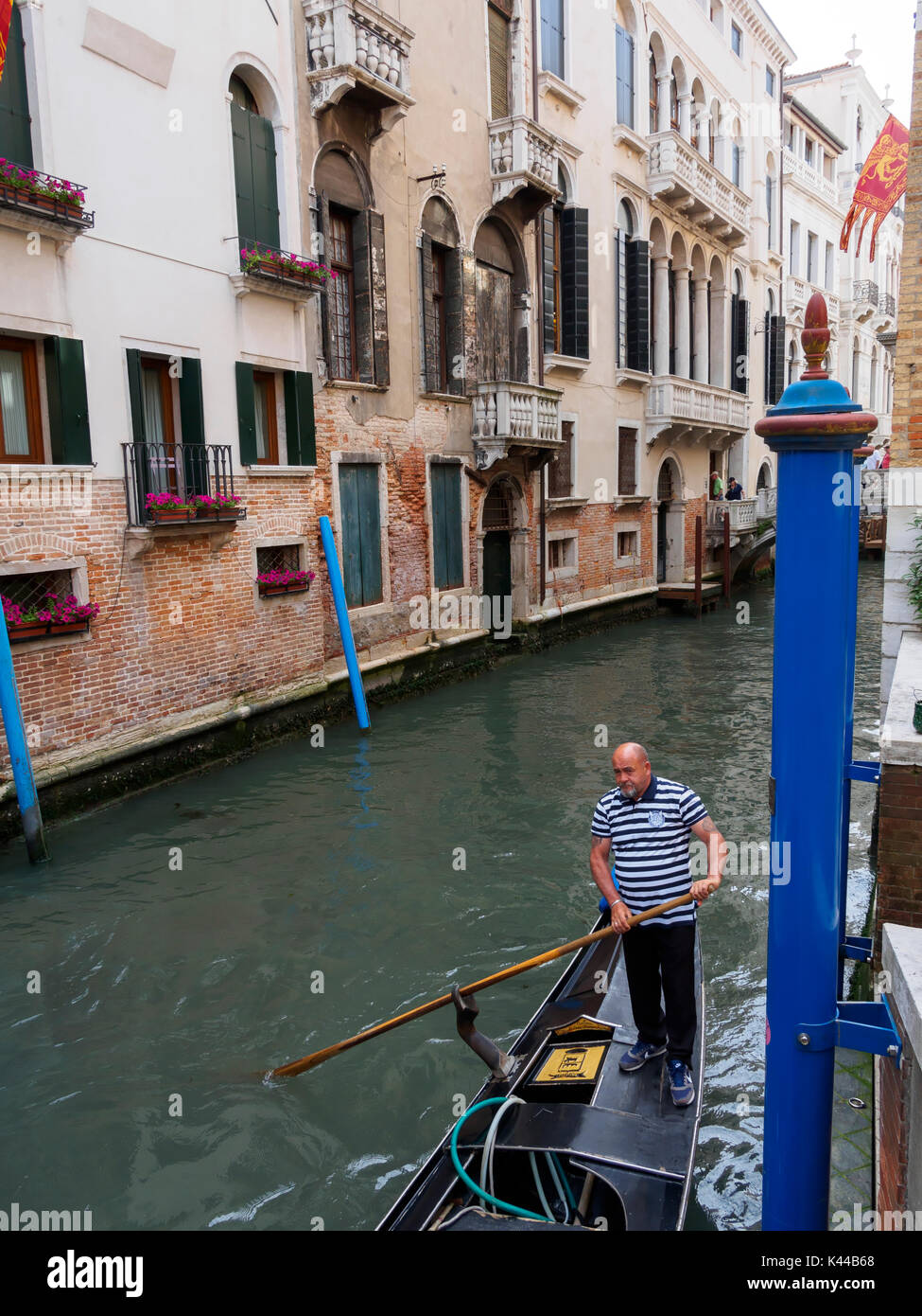 Un gondoliere in canali di Venezia Foto Stock