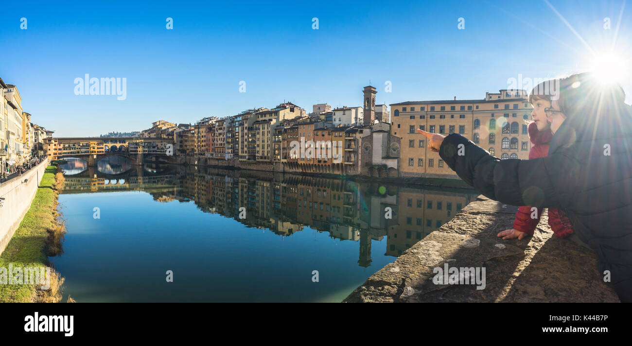 Firenze, Toscana, Italia. Vista del Ponte Vecchio con casa colorata di Firenze Foto Stock