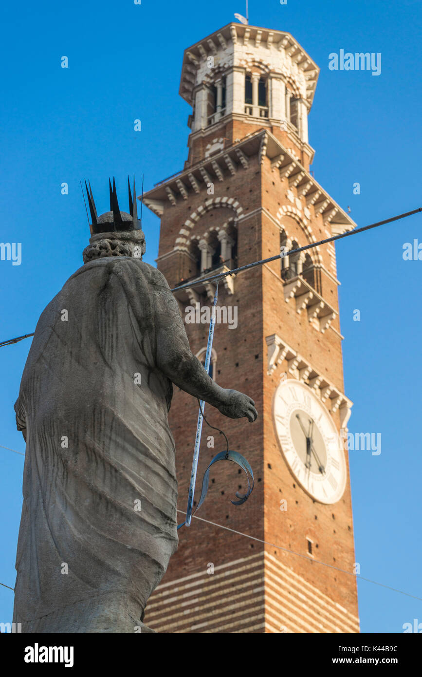 Verona, Veneto, Italia. Piazza delle Erbe con la Torre dei Lamberti dello sfondo Foto Stock
