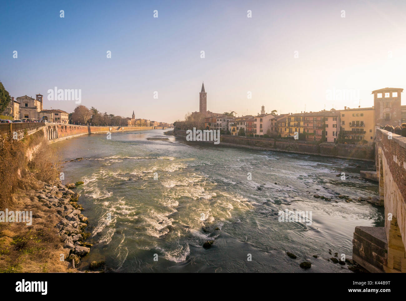 Verona, Veneto, Italia. Verone vedere dal Ponte Pietra durante un tramonto Foto Stock