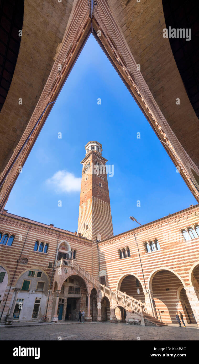 Verona, Veneto, Italia. Palazzo del Mercato Vecchio con la Torre dei Lamberti Foto Stock