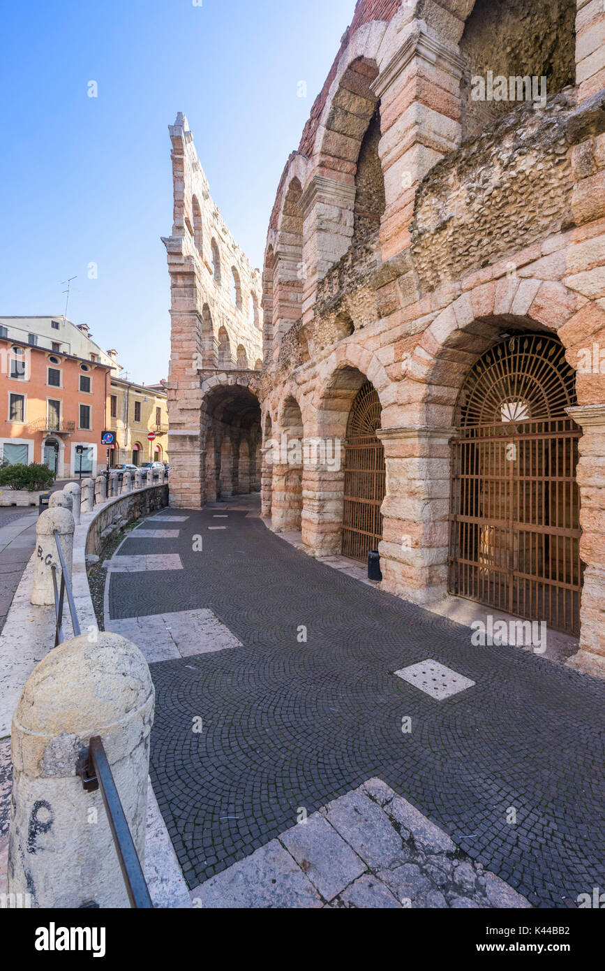 Verona, Veneto, Italia. Il famoso anello esterno dell'Arena di Verona Foto Stock