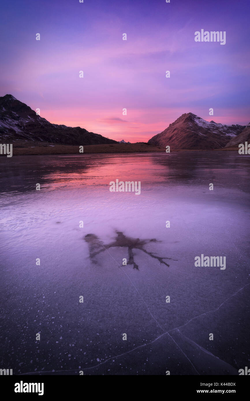 Passo Bernina, Engadina, Svizzera. L'Iced lago bianco al Passo Bernina Foto Stock