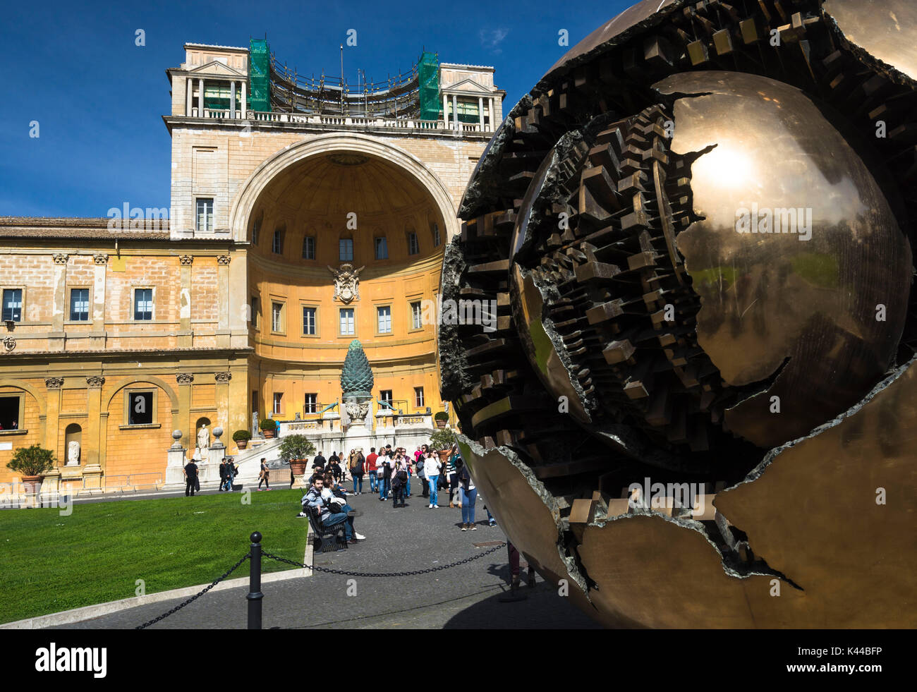 Città del Vaticano. La sfera di Arnaldo Pomodoro al Museo del Vaticano Foto Stock