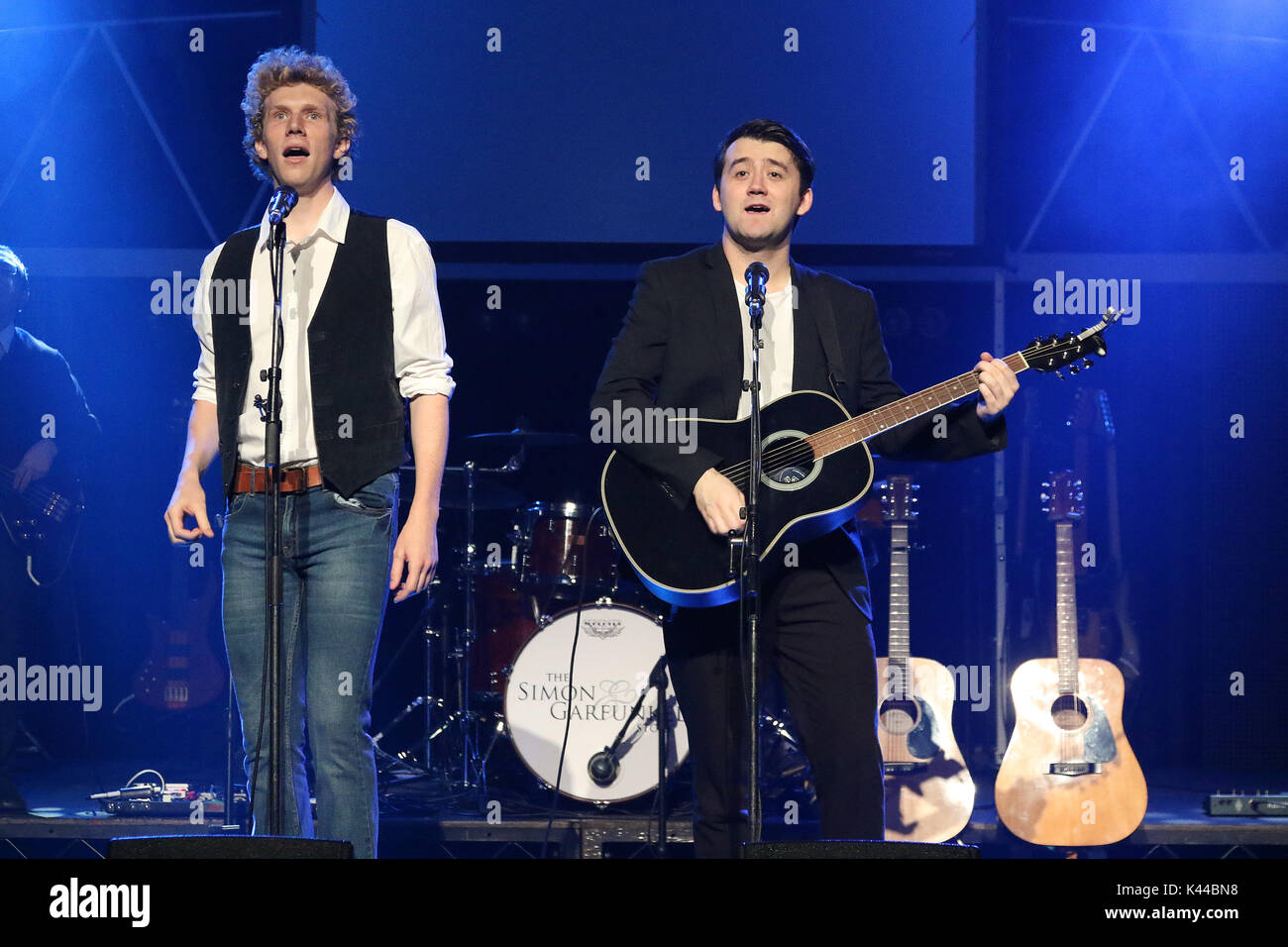 Londra, Regno Unito. 04 Sep, 2017. Sam O'Hanlon (Paul Simon), Charles Blyth (Art Garfunkel), Simon & Garfunkel Story - Produzione foto chiamata, Lyric Theatre, Londra UK, 04 settembre 2017, Foto di Richard Goldschmidt, Simon & Garfunkel storia prende pubblico attraverso il loro meteorica alti e bassi. Dai loro inizi umili, proprio attraverso i loro successi mondiali e amaro break-up, culminante con una sorprendente attività ricreative di loro 1981 Central Park concerto di riforma. Utilizzando newsreels contemporanea, spot e filmati a partire dagli anni sessanta e oltre. Credito: ricca di oro/Alamy Live News Foto Stock