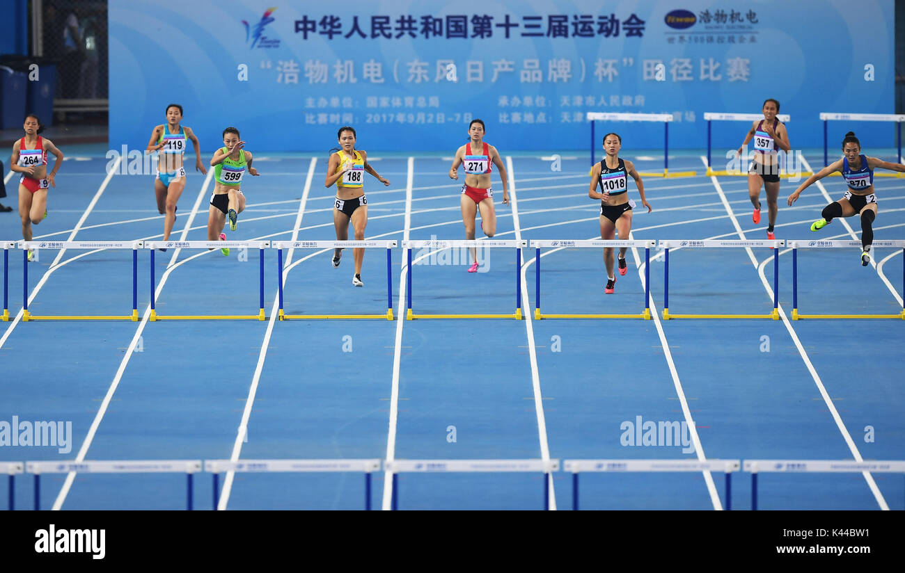 Tianjin. 4 Sep, 2017. Gli atleti competere durante le donne 400m Ostacoli Finale al tredicesimo cinese Giochi Nazionali nel nord della Cina di Tianjin comune, Sett. 4, 2017. Wang Huan rivendicato il titolo con 55.99 secondi. Credito: Li Xiang/Xinhua/Alamy Live News Foto Stock
