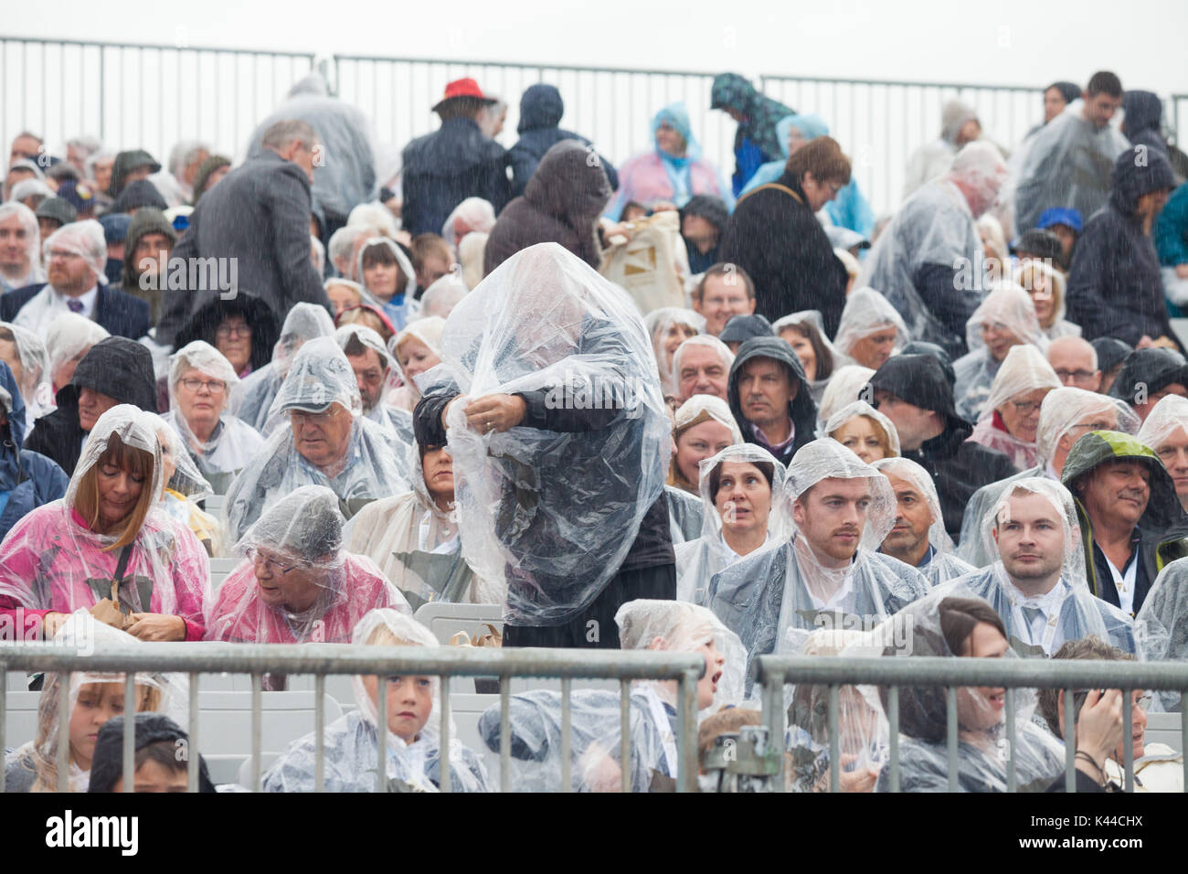 North Queensferry, Fife, Regno Unito. 04 Sep, 2017. L apertura ufficiale della Queensferry Crossing, Wet Weather non smorzare gli spiriti della folla Credito: Richard Newton/Alamy Live News Foto Stock