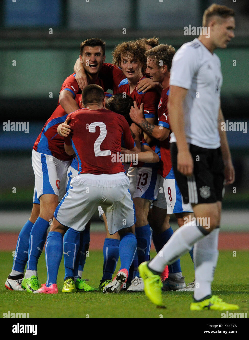 Praga, Repubblica Ceca. 04 Sep, 2017. Giocatori cechi celebrare un obiettivo durante la Elite League U20 corrispondono a Repubblica Ceca vs Germania a Praga, Repubblica Ceca, 4 settembre 2017. (CTK Photo Ondrej Deml) Foto Stock