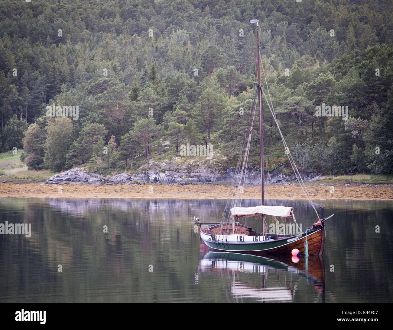 Afjord, il Trondelag, Norvegia. 8 Ago, 2017. Il Afjord barca è un artigianale di imbarcazione in legno powered by vela con un design molto simile al Viking longboat ed è stato utilizzato in acque locali intorno a Afjord, Norvegia per la pesca e per il trasporto di carichi. La progettazione di imbarcazioni rende estremamente stabile soprattutto nel brutto tempo può essere facilmente identificato mediante il bianco e il verde scuro vernice sullo scafo che per tradizione e cultura locale, indica l'origine come una barca Afjord. Tipicamente fatto di abete norvegese, Afjord la barca è stata realizzata per molti secoli con artigiani locali di rendere quanto più diverse Foto Stock