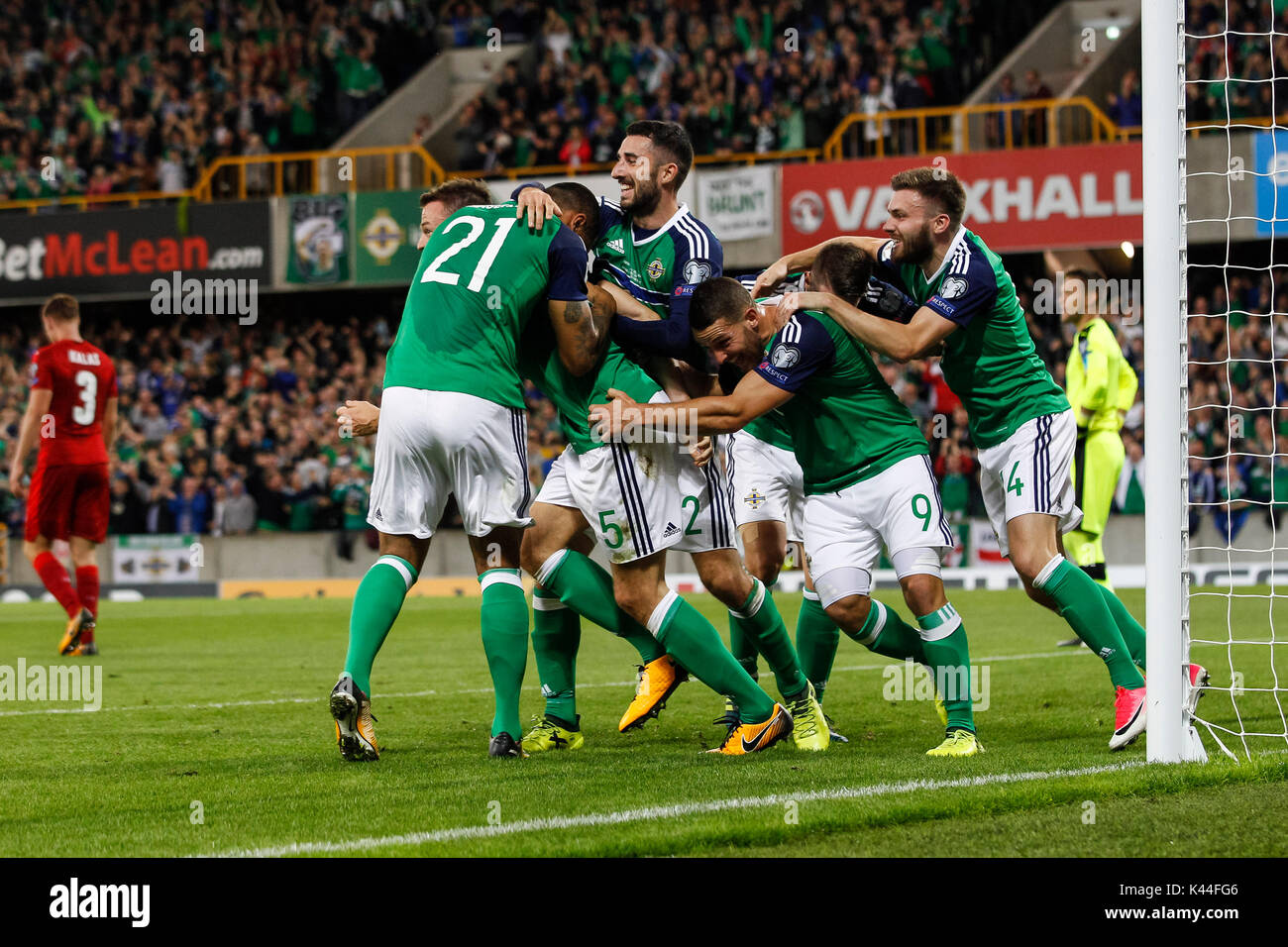 Belfast, Irlanda del Nord. 04 Sep, 2017. Jonny Evans di Irlanda del Nord celebra dopo aver segnato il suo lato del primo obiettivo di rendere il cliente 1-0 durante la Coppa del Mondo FIFA 2018 qualifica del gruppo C match tra Irlanda del Nord e Repubblica ceca a Windsor Park il 4 settembre 2017 a Belfast, Irlanda del Nord. (Foto di Daniel Chesterton/phcimages.com) Credit: Immagini di PHC/Alamy Live News Foto Stock