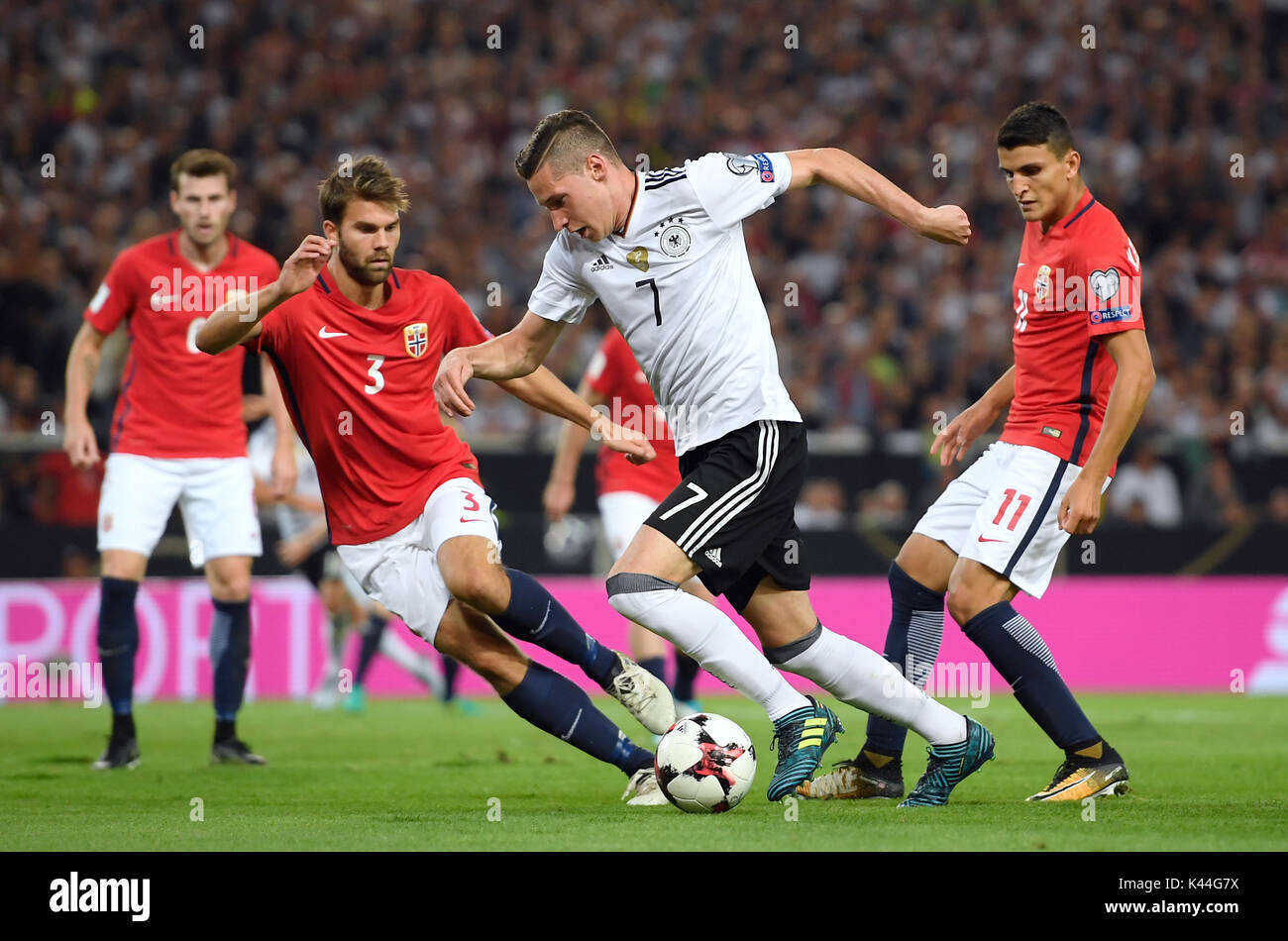 Stoccarda, Deutschland. 04 Sep, 2017. Zweikampf/Duell Julian Draxler (Deutschland) gegen Jorgen Skjelvik (Norwegen)/l.und Mohamed Elyounoussi (Norwegen)/r. GES/ Fussball/ WM Qualifikation: Deutschland - Norwegen, 04.09.2017 Calcetto: WC qualifica: vs Germania Norvegia, Stoccarda, 4 settembre, 2017 | Verwendung weltweit Credito: dpa/Alamy Live News Foto Stock