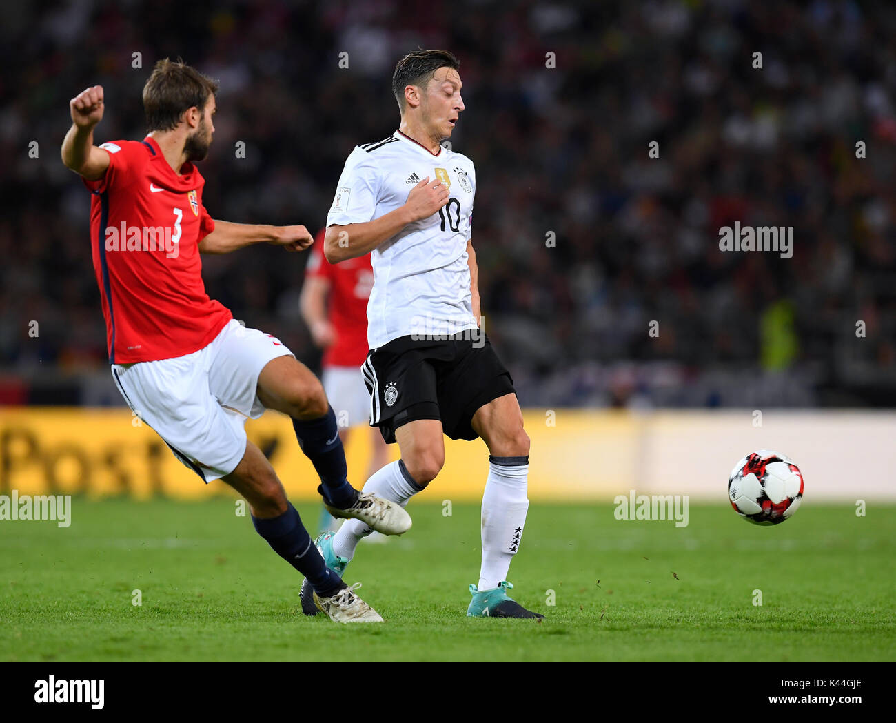 Stoccarda, Deutschland. 04 Sep, 2017. Zweikampf/Duell Mesut Oezil (Deutschland) gegen Jorgen Skjelvik (Norwegen). GES/ Fussball/ WM Qualifikation: Deutschland - Norwegen, 04.09.2017 Calcetto: WC qualifica: vs Germania Norvegia, Stoccarda, 4 settembre, 2017 | Verwendung weltweit Credito: dpa/Alamy Live News Foto Stock