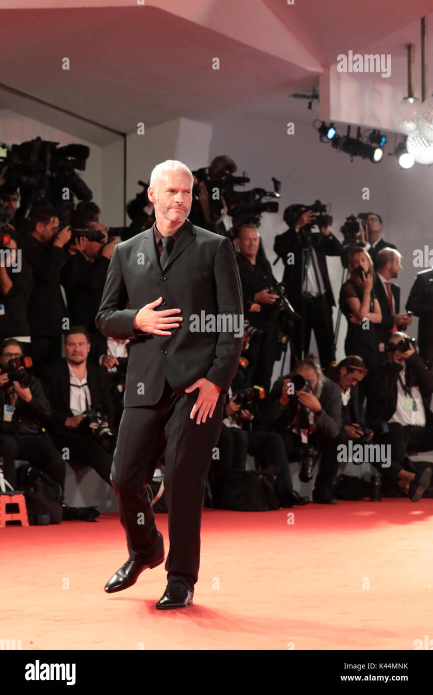 Venezia, Italia. 04 Sep, 2017. Il regista Martin McDonagh passeggiate il tappeto rosso davanti a 'Tre cartelloni pubblicitari al di fuori di calo, Missouri ' lo screening durante la 74a Mostra del Cinema di Venezia presso la Sala Grande del 4 settembre 2017 a Venezia, Italia. Credito: Annalisa Flori/media/punzone Alamy Live News Foto Stock