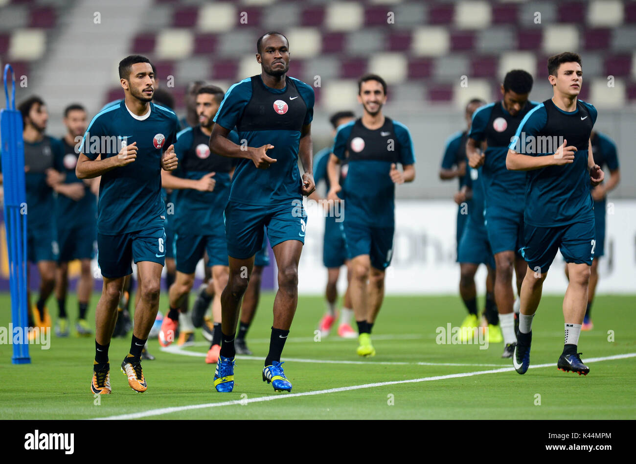 Doha in Qatar. 4 Sep, 2017. I giocatori del Qatar nazionale della squadra  di calcio di prendere parte a una sessione di formazione per il 2018 FIFA  World Cup asiatica di Qualificazioni