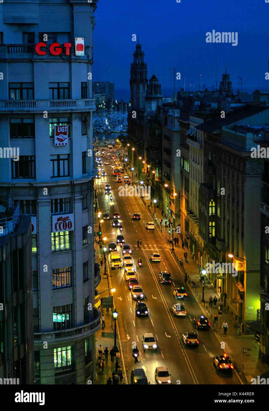 Barcellona, Spagna. Xix oct, 2004. Traffico notturno sulla Via Laietana, nel vecchio Quartiere Gotico (Barri Gotic) di Barcellona. Un importante destinazione turistica, Barcellona ha un ricco patrimonio culturale. Credito: Arnold Drapkin/ZUMA filo/Alamy Live News Foto Stock