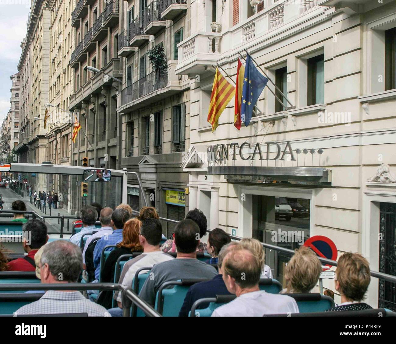 Barcellona, Spagna. Xix oct, 2004. Un double-decker bus turistico aziona attraverso le strade di Barcellona. Un importante destinazione turistica, Barcellona ha un ricco patrimonio culturale. Credito: Arnold Drapkin/ZUMA filo/Alamy Live News Foto Stock