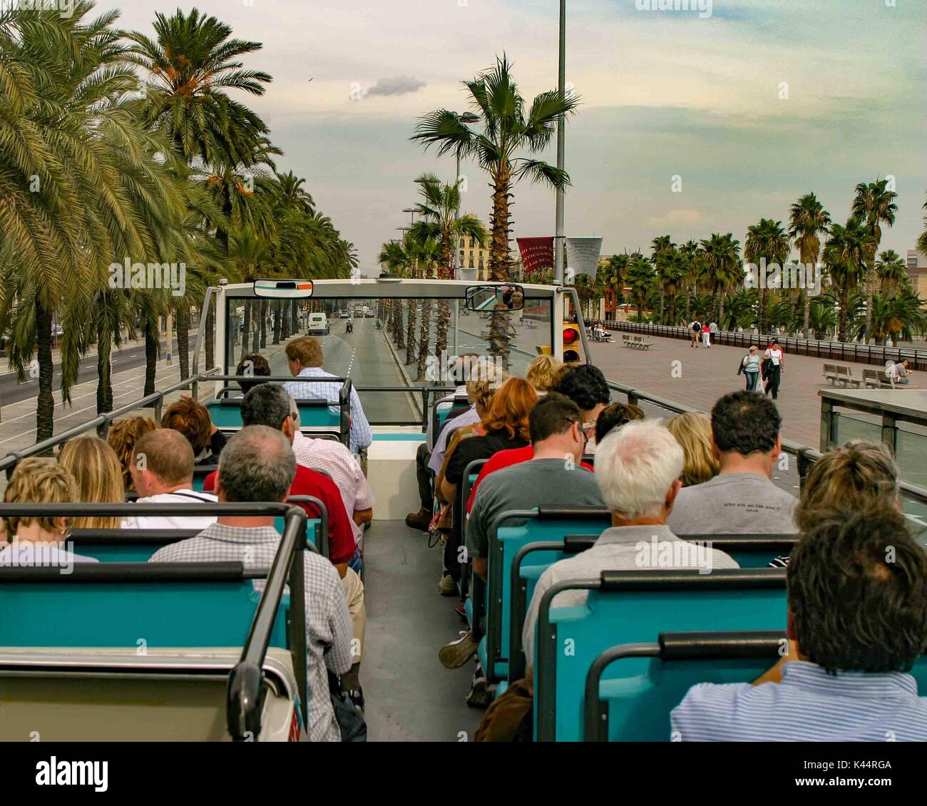 Barcellona, Spagna. Xix oct, 2004. Un double-decker bus turistico aziona attraverso le strade di Barcellona. Un importante destinazione turistica, Barcellona ha un ricco patrimonio culturale. Credito: Arnold Drapkin/ZUMA filo/Alamy Live News Foto Stock