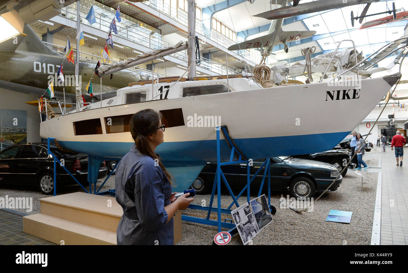 Praga, Repubblica Ceca. 5° settembre 2017. Museo Tecnico Nazionale visualizzati Richard Konkolski's yacht Nike a Praga Repubblica Ceca, martedì 5 settembre 2017. Marinaio e voyager Konkolski è una leggenda di yachting cecoslovacca, dovuto principalmente al suo primo giro del mondo cammino che egli ha fatto nella prima metà degli anni settanta da solo come il primo entroterra di stato abitante su uno yacht a soli sette metri e mezzo di lunghezza, che egli ha costruito con le proprie mani. Emigrò negli Stati Uniti nel 1982 e navigato attorno al mondo per ben due volte di più. Credito: CTK/Alamy Live News Foto Stock