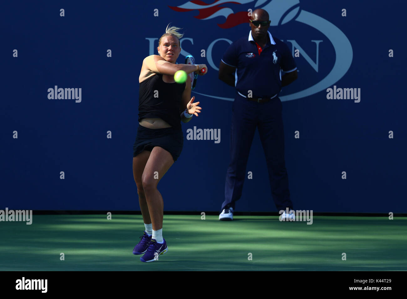 New York, Stati Uniti d'America. 4 Sep, 2017, Billie Jean King National Tennis Center, Flushing Meadows, New York, Stati Uniti d'America; Kaia Kanepi (EST) durante il giorno otto match di 2017 US Open Foto Stock