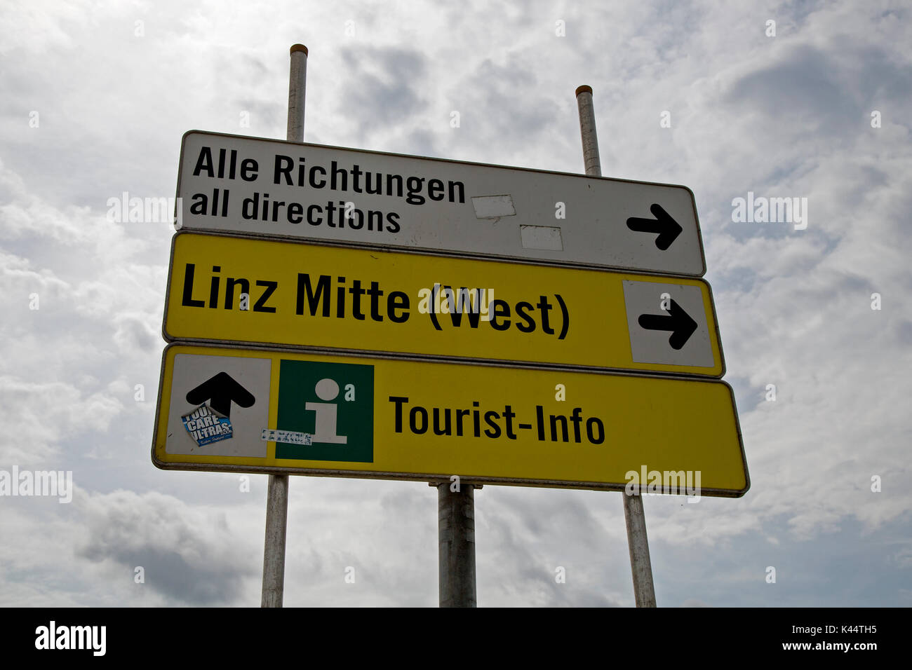 Una scena di strada dalla città di Linz, la Cecoslovacchia con un 'Petite tran' il trasporto di turisti. Foto Stock