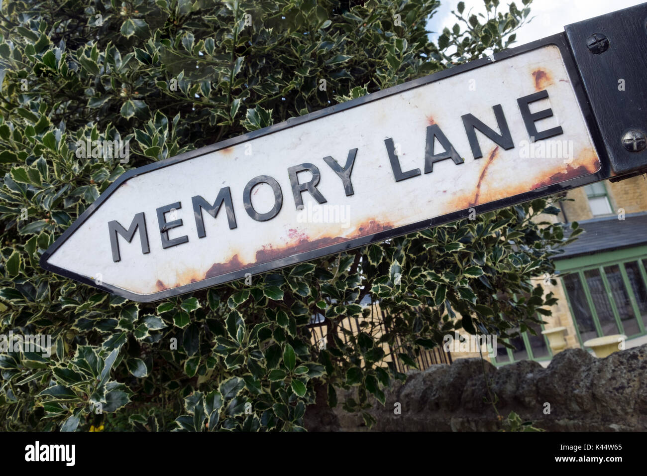 Un segno spiovente rivolto verso il basso memory lane Foto Stock
