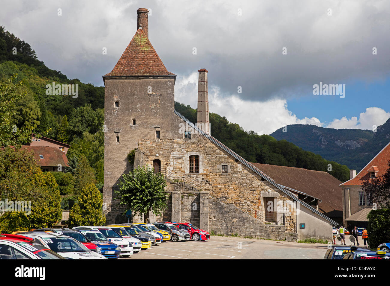 Auto da rally del Rallye du Sel davanti al grande salina, vecchia fabbrica di sale a Salins-les-Bains, Jura, Franca Contea, Lons-le-Saunier, Francia Foto Stock