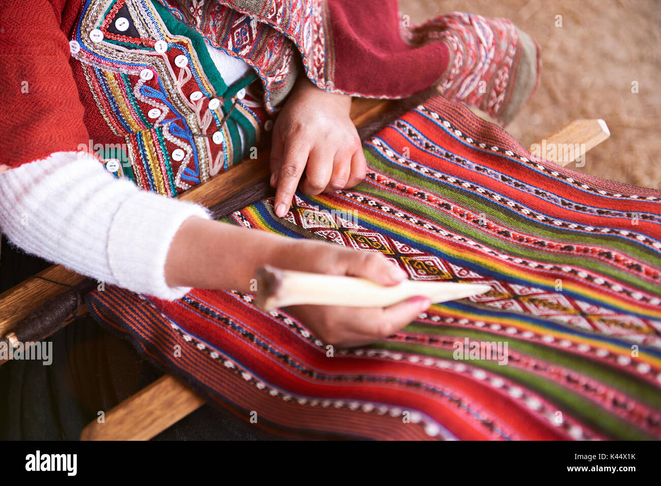 Le mani della donna peruviana rendendo lana di alpaca close-up. Fabbricazione di materiale di lana in Perù Foto Stock