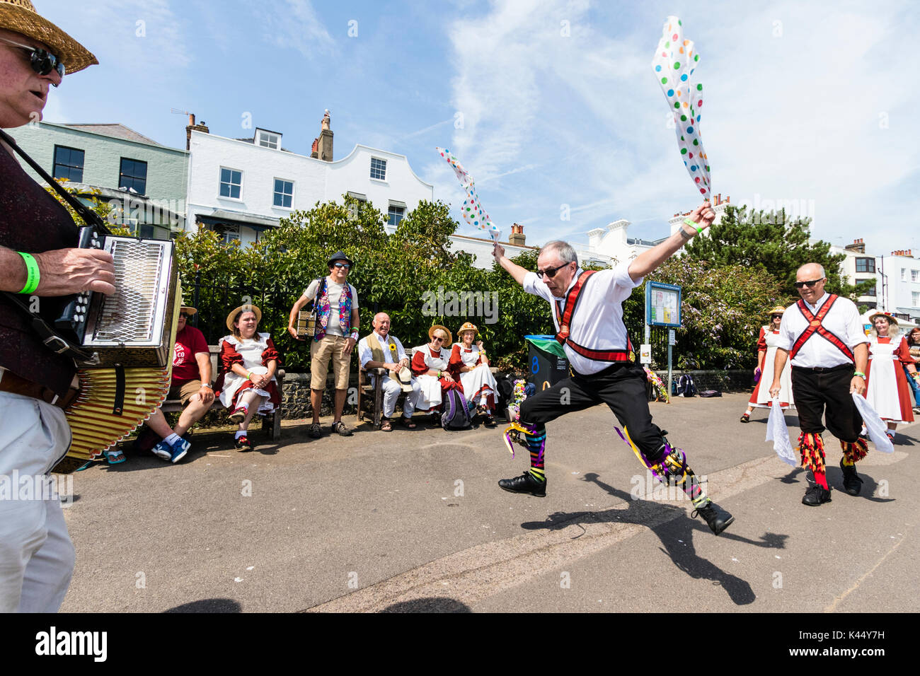 Inglese tradizionale Morrisman Hardwich ballare tenendo hankie capi. Un salto in aria, braccia tese. Guardare la gente. Durante l'estate. Foto Stock