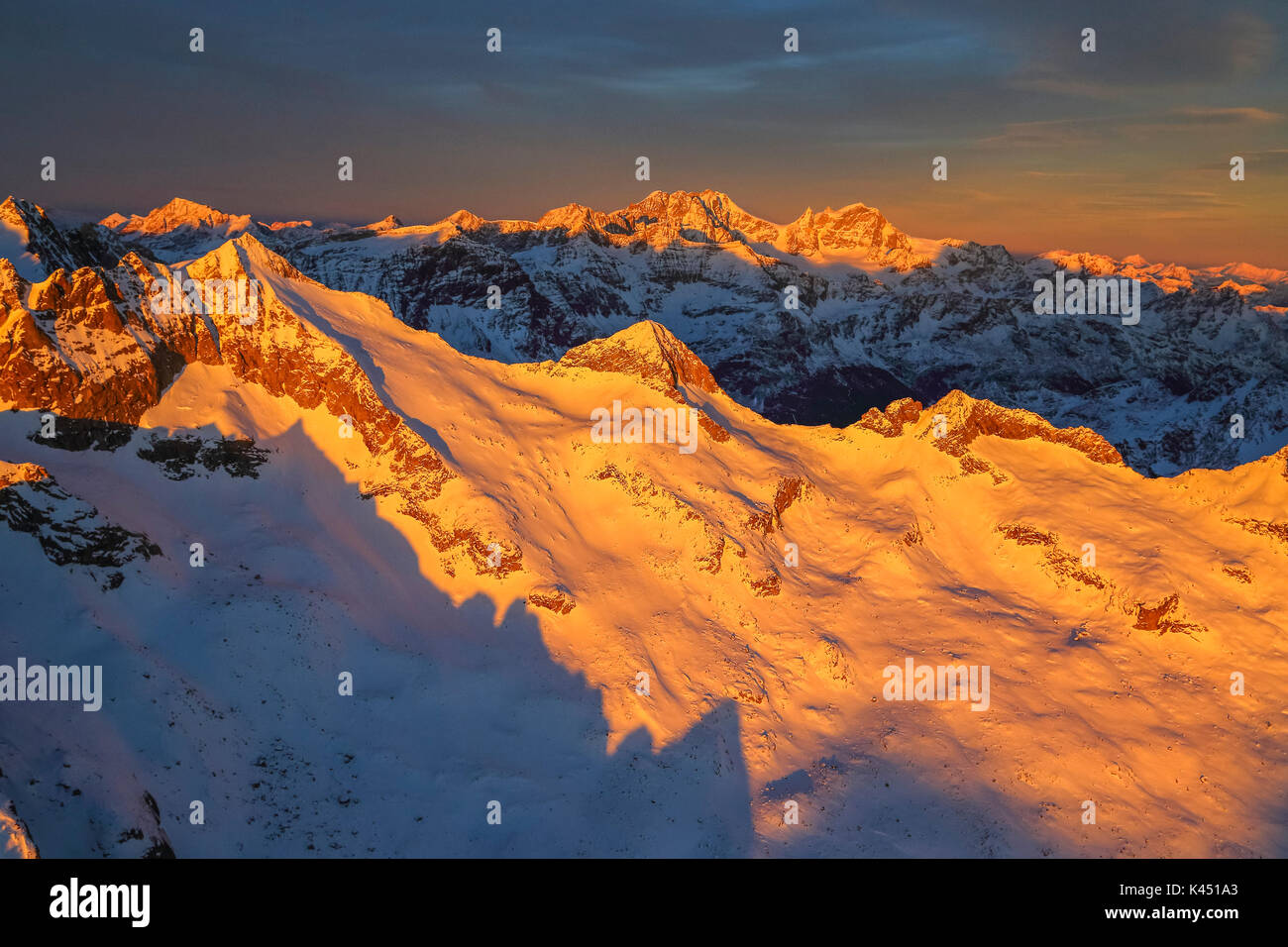 Vista aerea del monte Sissone e gruppo del Bernina al tramonto Val Masino Valtellina Lombardia Italia Europa Foto Stock