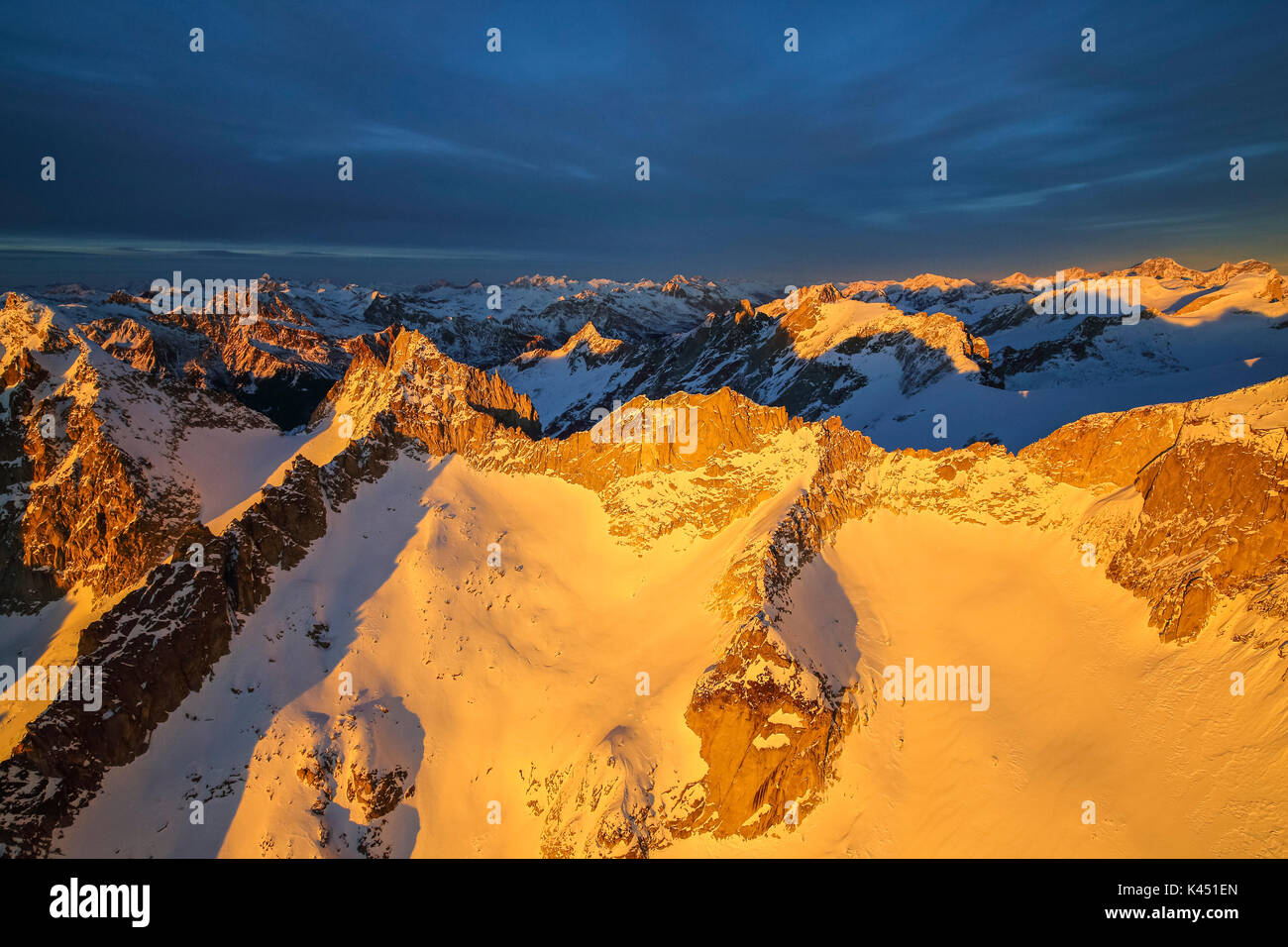 Vista aerea di picchi gemelli al tramonto Val Masino Valtellina Lombardia Italia Europa Foto Stock