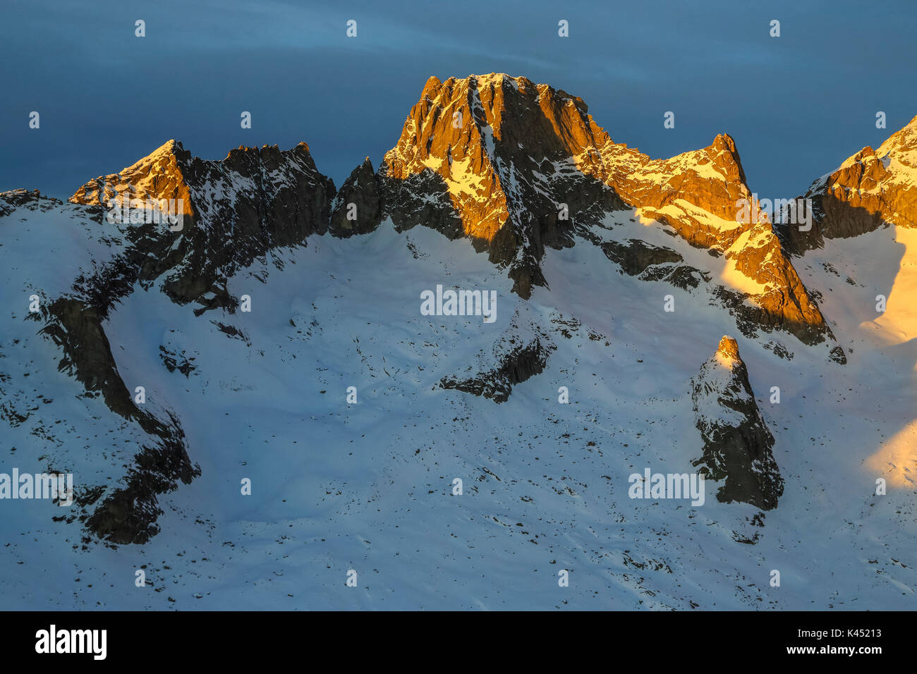 Vista aerea del picco badile al tramonto Val Masino Valtellina Lombardia Italia Europa Foto Stock