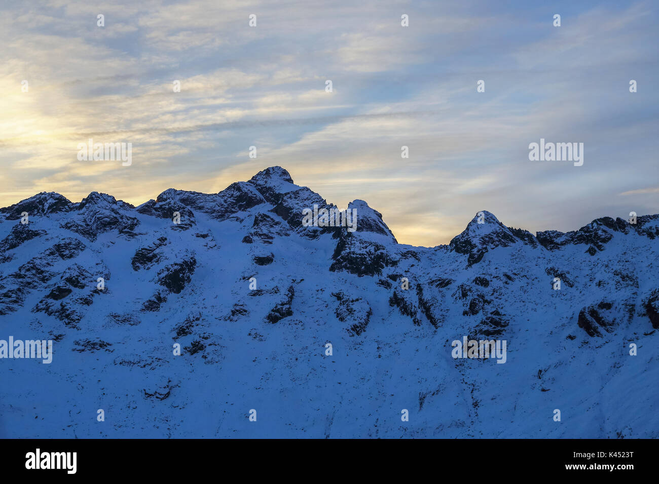 Vista aerea del picco Ligoncio al tramonto Val Masino Valtellina Lombardia Italia Europa Foto Stock