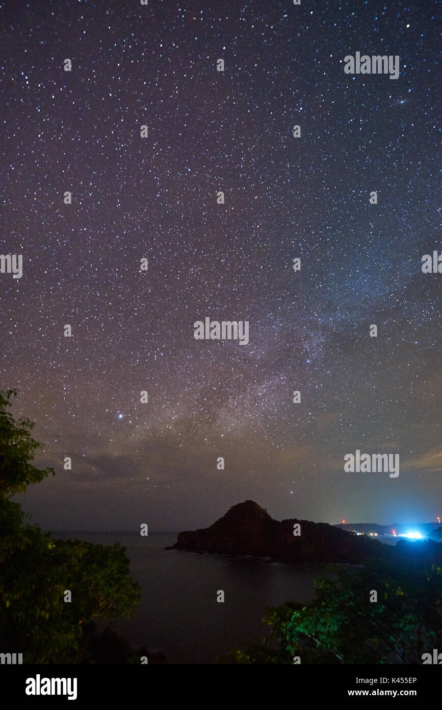 La via lattea su stary sullo sfondo del cielo. Ocean baia di notte Foto Stock