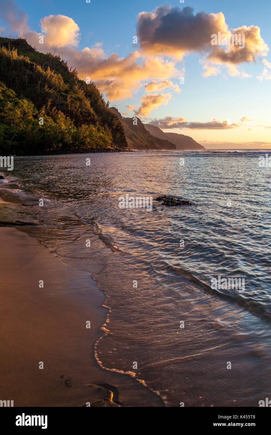 Tramonto a Kee sulla spiaggia di Kauai con luce dorata sulla costa di Na Pali Foto Stock