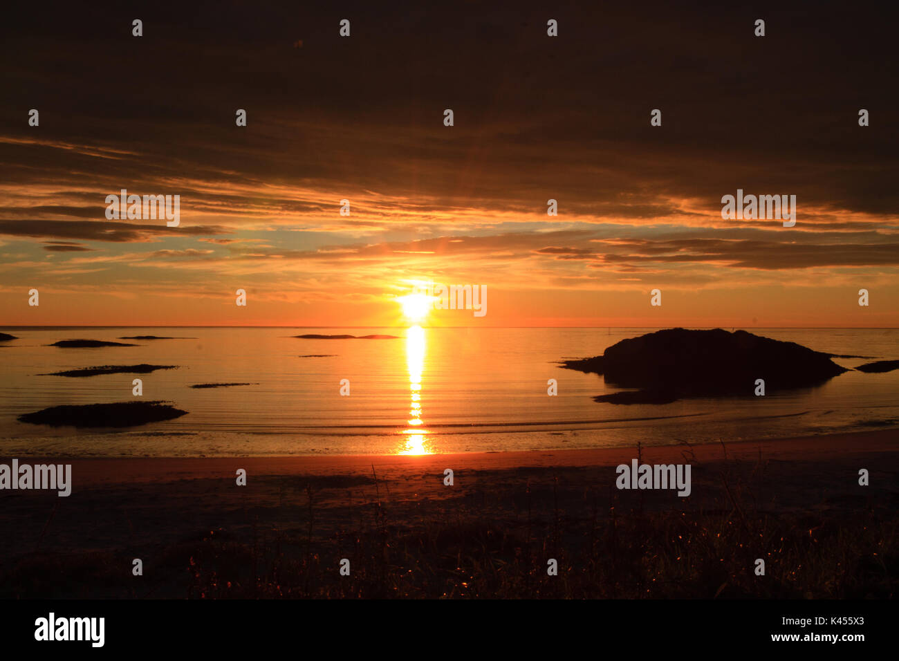 Il tramonto dalla spiaggia di andenes sulle isole vesteralen Foto Stock