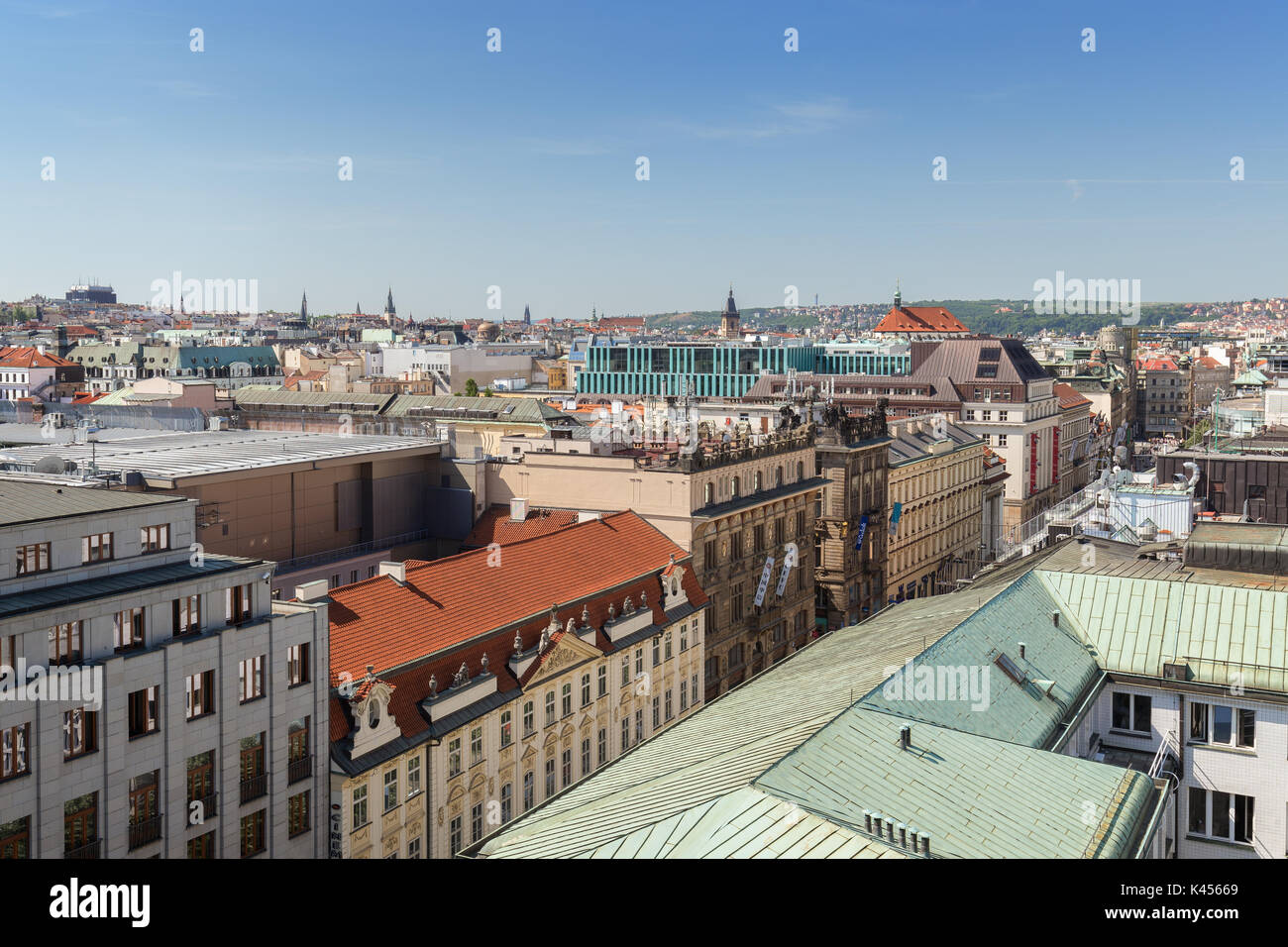 In centro di praga repubblica ceca, visto dal di sopra dalla torre della polvere in una giornata di sole. Foto Stock