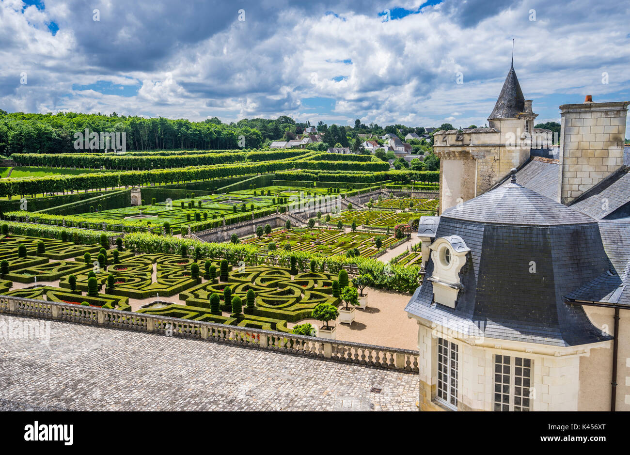 Francia, Indre-et-Loire department, Château de Villandry; vista dei giardini ornati e la parete est del grand country house Foto Stock