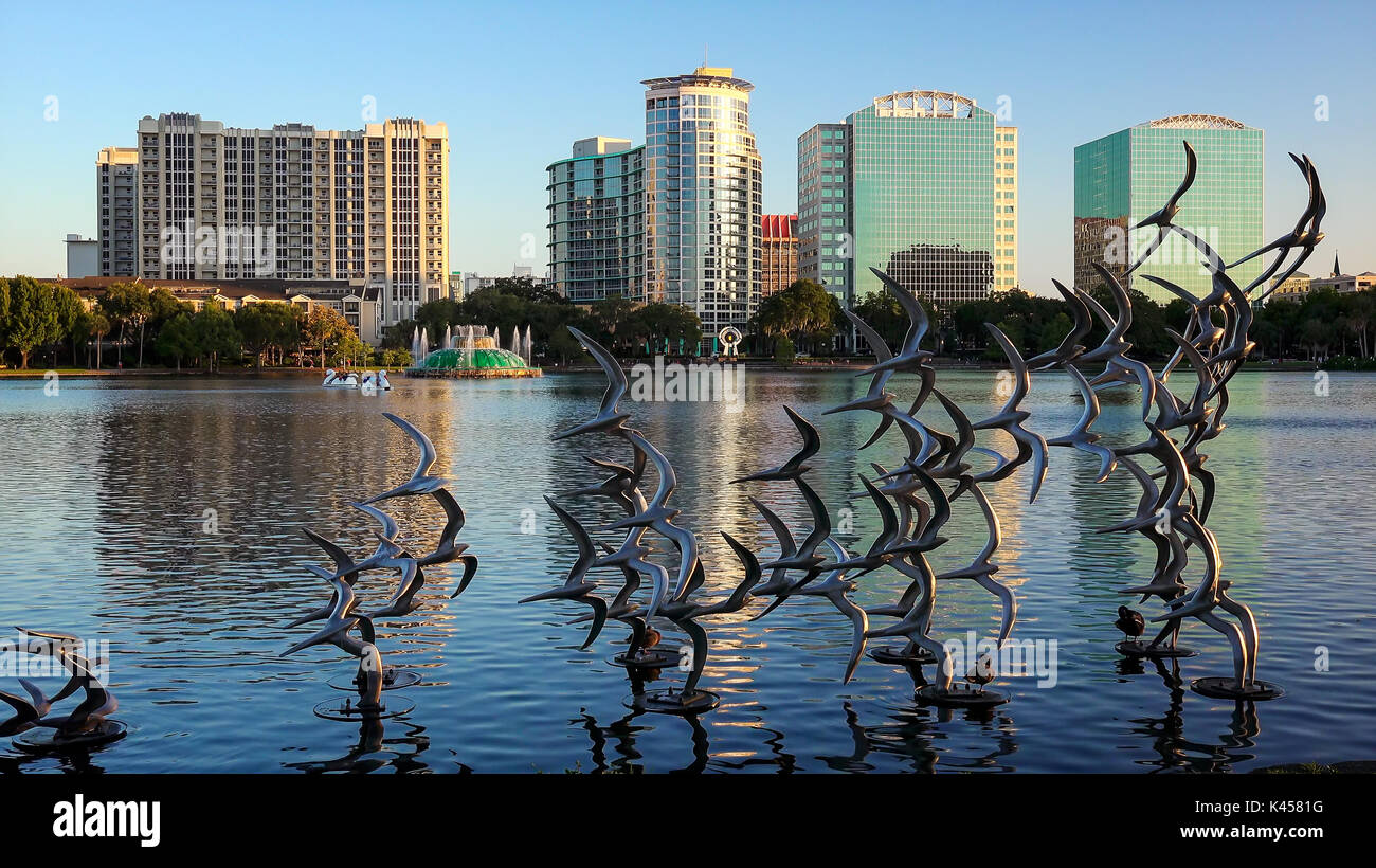 La scultura di gabbiani di prendere il volo a Lake Eola Park nel centro cittadino di Orlando, Florida Foto Stock