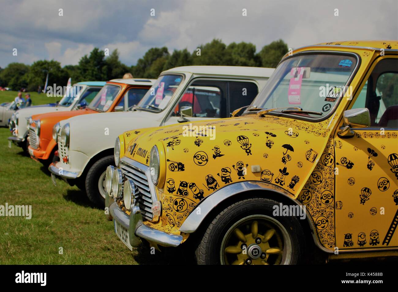 Fila di classic Mini automobili Foto Stock