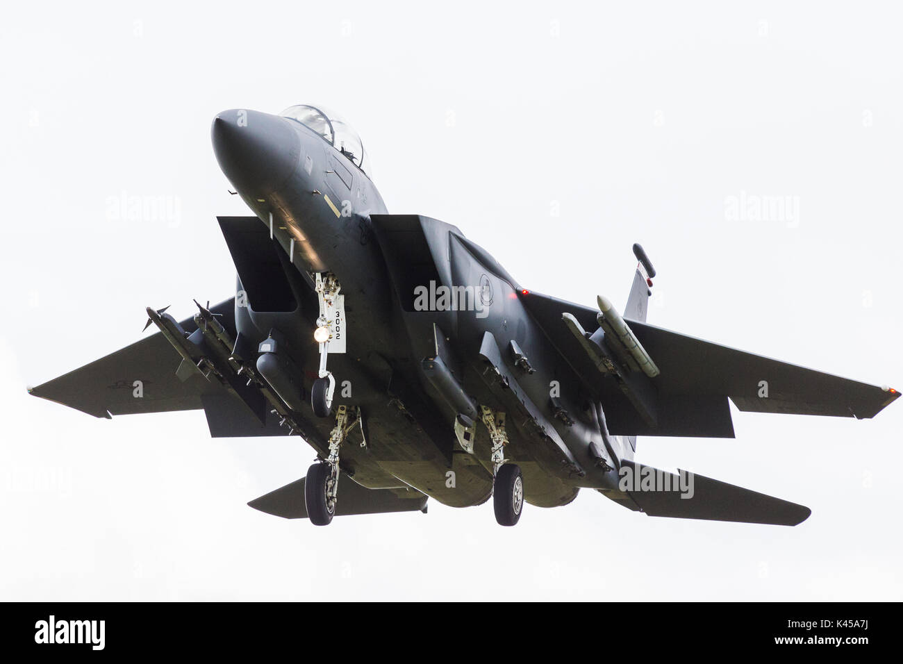 La pancia di un F-15E Strike Eagle dal 48th Fighter Wing si avvicina alla pista di RAF Lakenheath in Suffolk come esso ritorna da una formazione sortie. Foto Stock