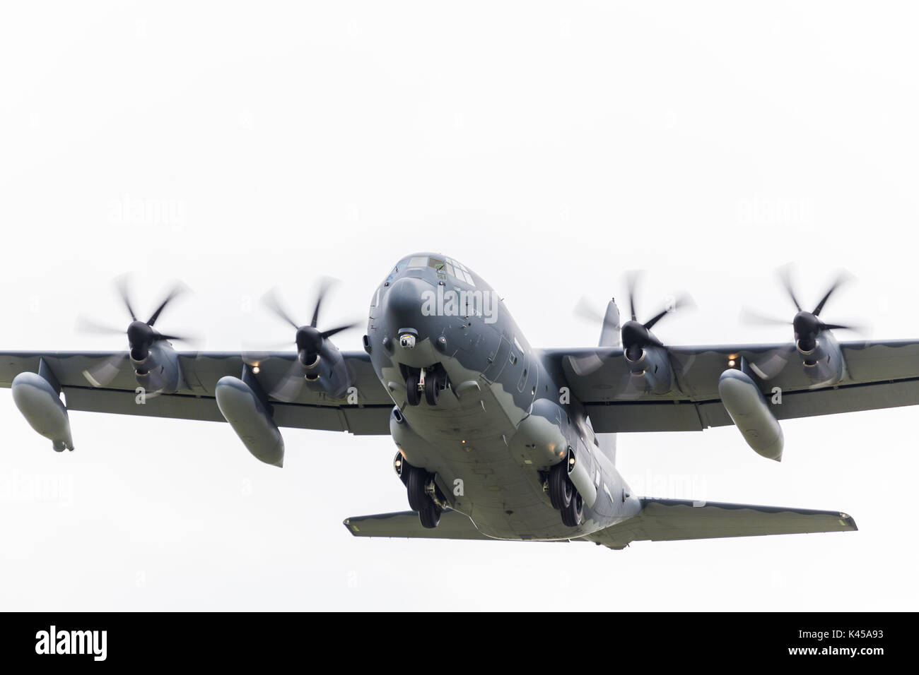 MC-130J Commando II Hercules solleva il suo atterraggio dopo il decollo dalla RAF Mildenhall nel Suffolk, nel corso di una serie di pratiche di decollo e atterraggi Foto Stock