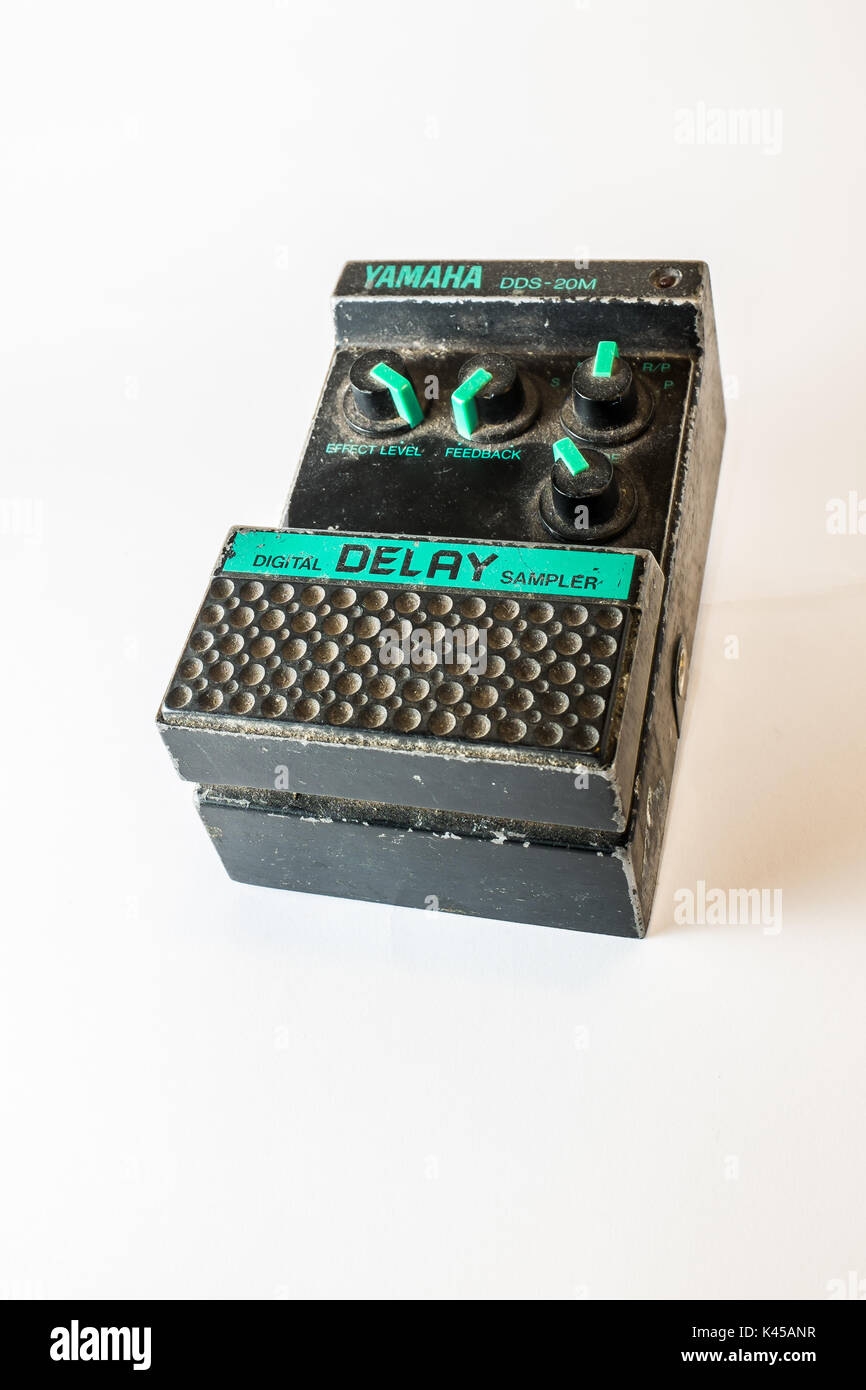 Vintage yamaha digital delay pedale sullo sfondo neutro Foto Stock