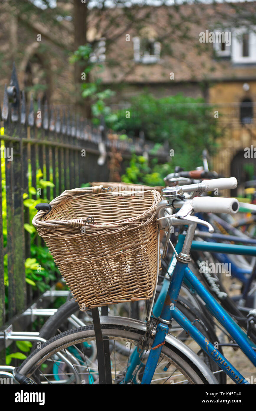 foto verticali di cambridge in estate, con biciclette con cestini, strade dello shopping e kings college Foto Stock