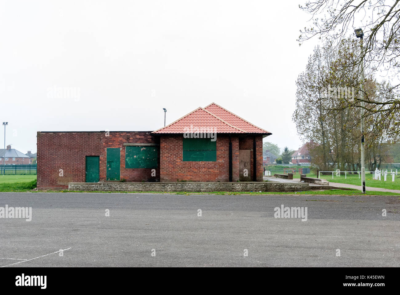 Bordered Up Community Building, ambiente non occupato, paesaggio abbandonato, ambiente distopico, finestre a bordo, paesaggio overcast, edificio assente Foto Stock