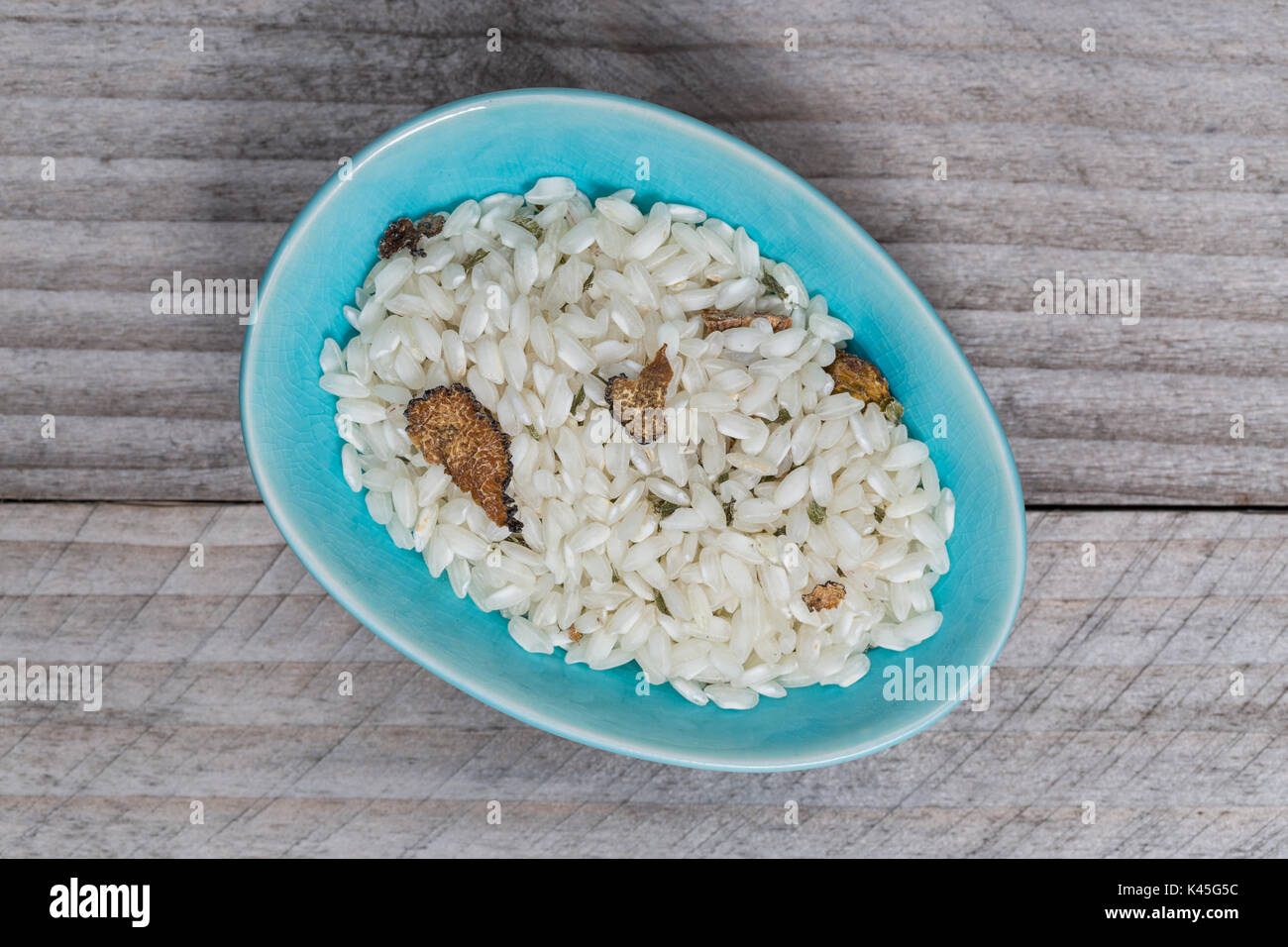 Risotto con tartufi in una ciotola vista dall'alto. Foto Stock