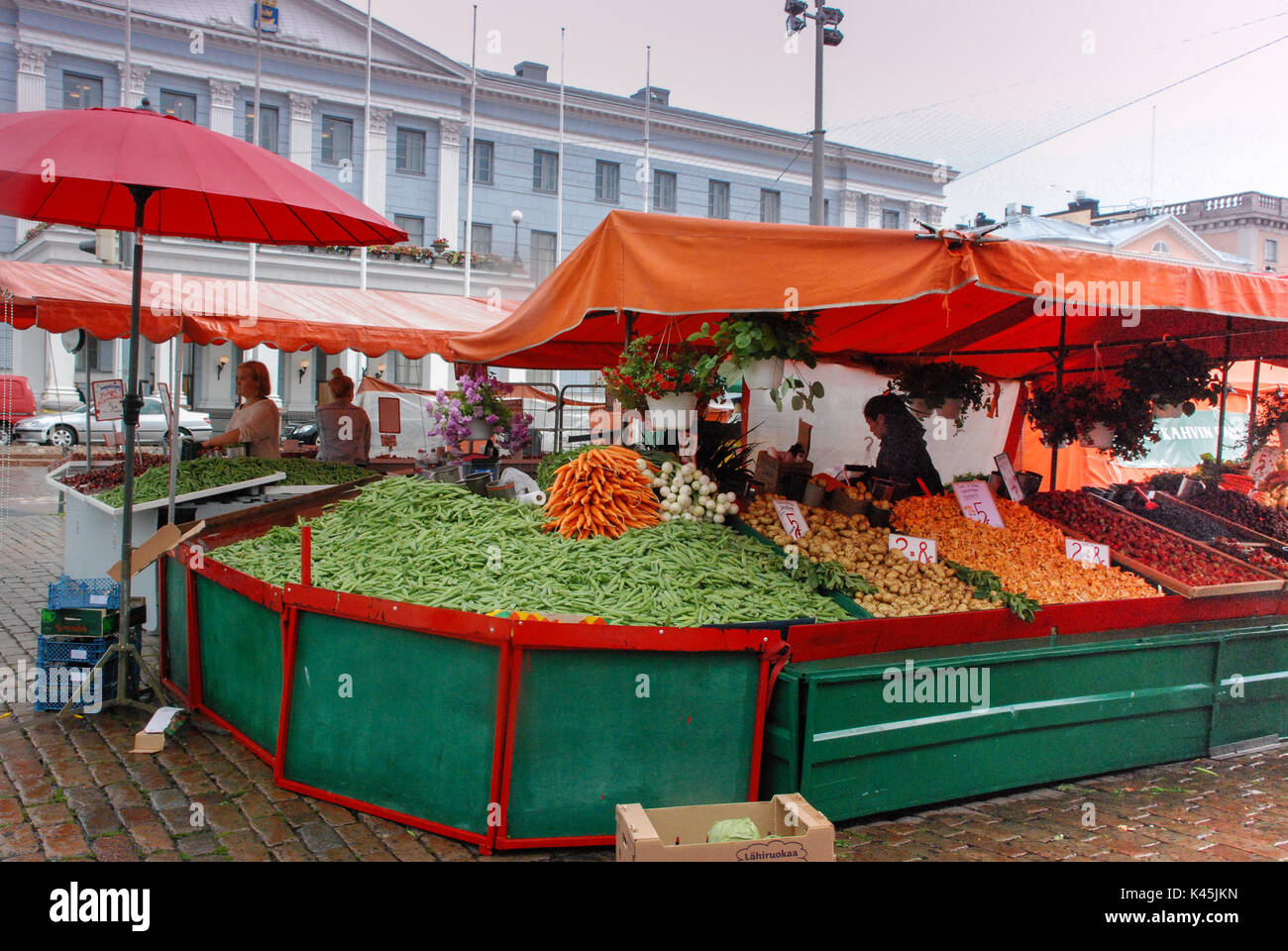 Open-air di stallo di mercato vendere verdure di Helsinki, la città capitale della Finlandia Foto Stock