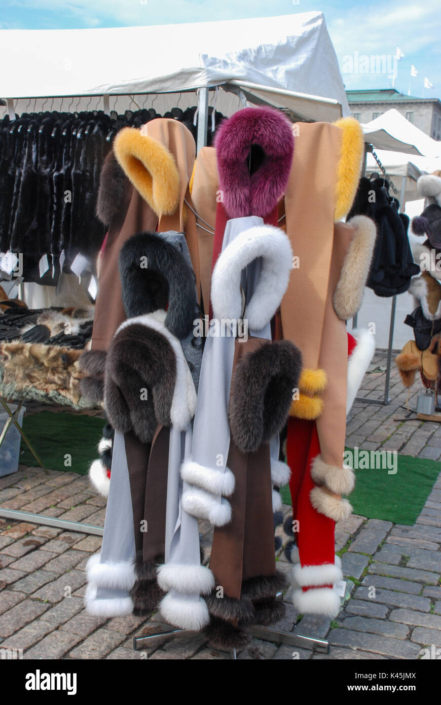 Open-air di stallo di mercato di Helsinki, la città capitale della Finlandia Foto Stock